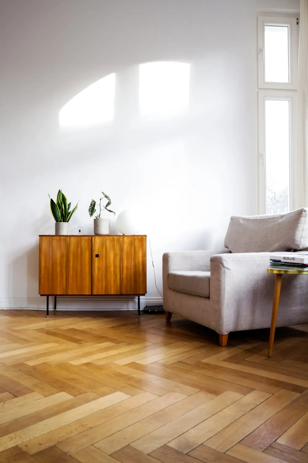 Minimalistyczne wnętrze z drewnianą komodą
