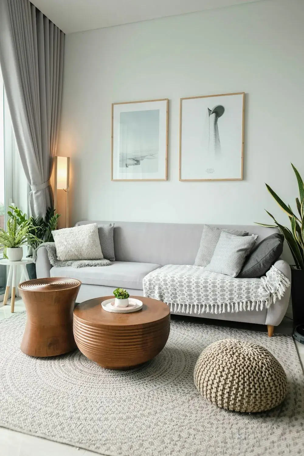 Przytulny salon z dużym oknem